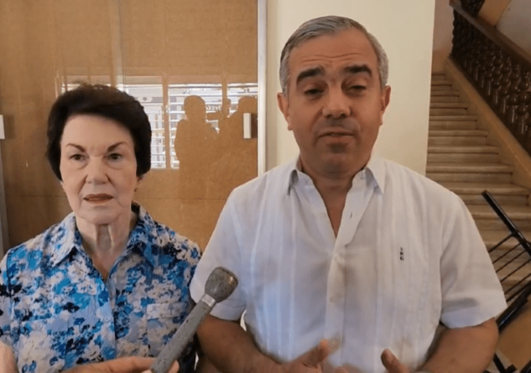 Iván Hernández Guzmán y Sonia Guzmán emiten su voto en Santiago