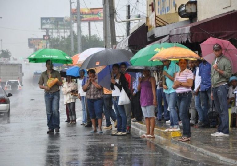 Continúan fuertes aguaceros y ráfagas de viento en varias provincias del país