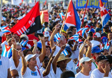 Cuba denuncia embargo y admite "ineficiencias" en marcha austera del 1º de mayo