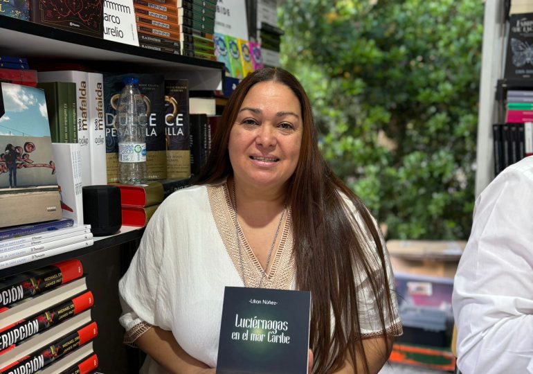 Escritora y empresaria dominicana Lilian Núñez firma ejemplares en la Feria del Libro de Madrid