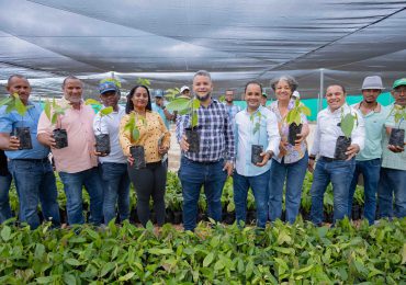 Pedernales busca aumentar y recuperar zona boscosa; Hecmilio Galvan ejecuta Salvando Las Montañas en Pedernales