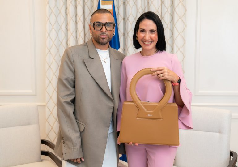 Raquel Arbaje recibe visita del  diseñador dominicoamericano Raúl López