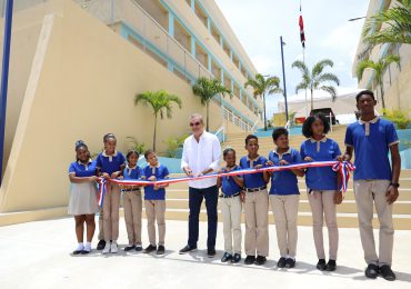 Abinader inaugura escuelas y apartamentos en la provincia Santo Domingo