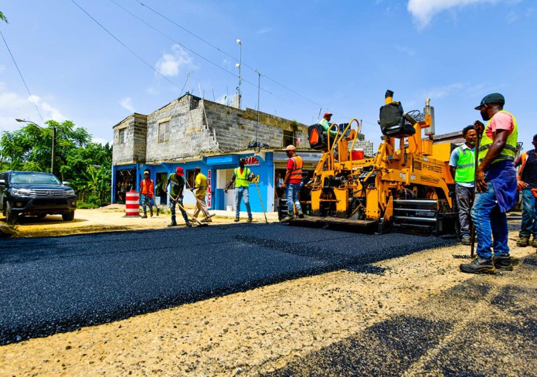 Comunitarios reciben con júbilo trabajos de remodelación y asfaltado de calles en sectores de Santo Domingo Este