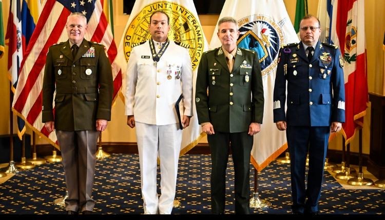 Colegio Interamericano y Departamento de Defensa de EE UU condecoran oficiales de Fuerzas Armadas dominicanas