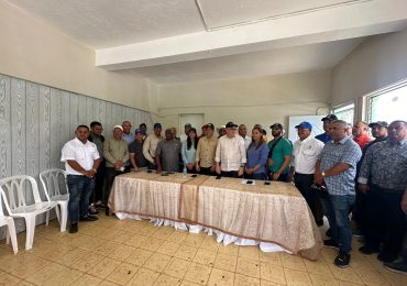 Ministro Limber Cruz visita zonas afectadas de Constanza