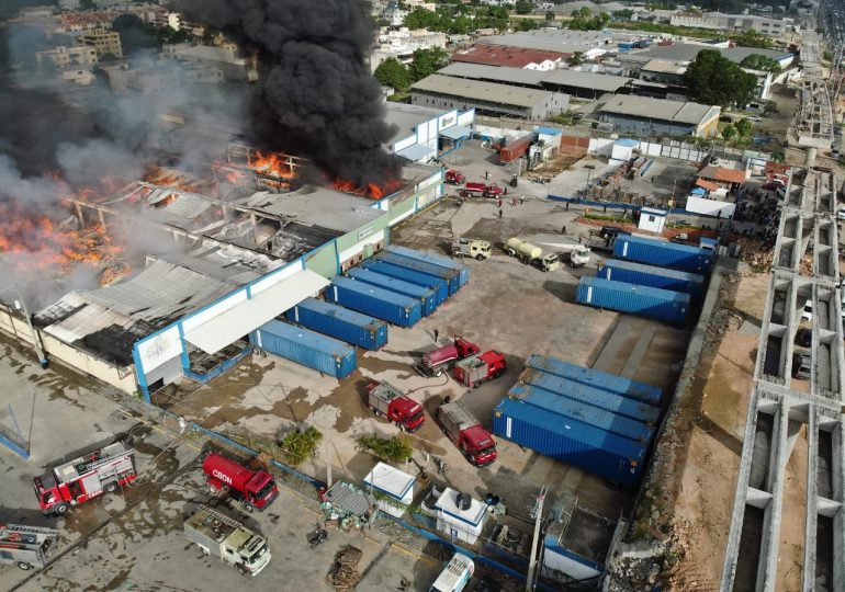 Incendio consume almacén de snacks en la Autopista Duarte, Santo Domingo Oeste