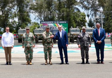 Presidente Abinader entrega 44 nuevos vehículos al Ejército