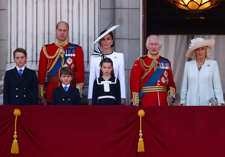 La princesa Catalina saluda junto a la familia real desde el balcón de Buckingham
