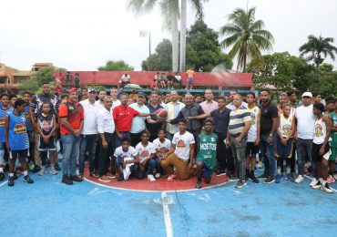 Más de 240 jóvenes de 20 clubes de Baloncesto se disputan la copa U15 en La Vega