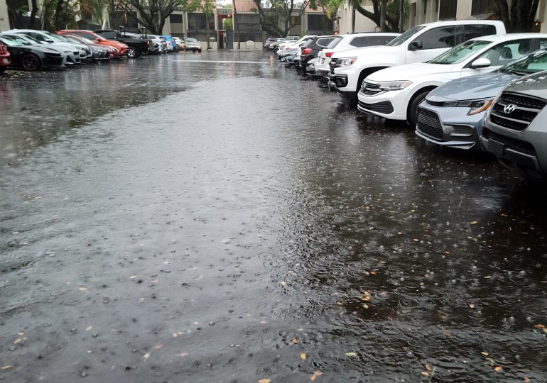 Inundaciones y vuelos cancelados: La lluvia en Florida no cesará hasta el sábado