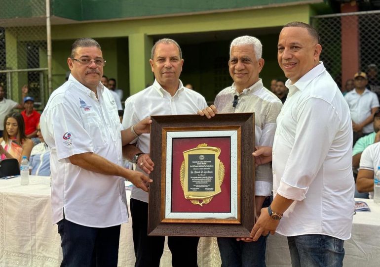 Asociación de Softball de la provincia Sánchez Ramírez reconoce al presidente del Senado Ricardo de los Santos