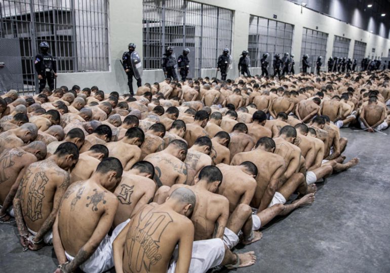 El Salvador traslada a 2.000 presuntos pandilleros presos a megacárcel