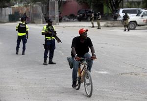 Policía de Haití combate al jefe de bandas Jimmy Cherisier tras asesinato de tres agentes