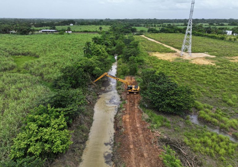 INDRHI interviene canales y drenajes del sistema de riego Yabacao, en Bayaguana