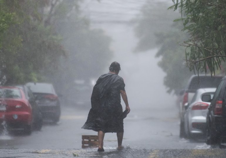 México descarta riesgos por tormenta tropical Beryl pero espera lluvias torrenciales