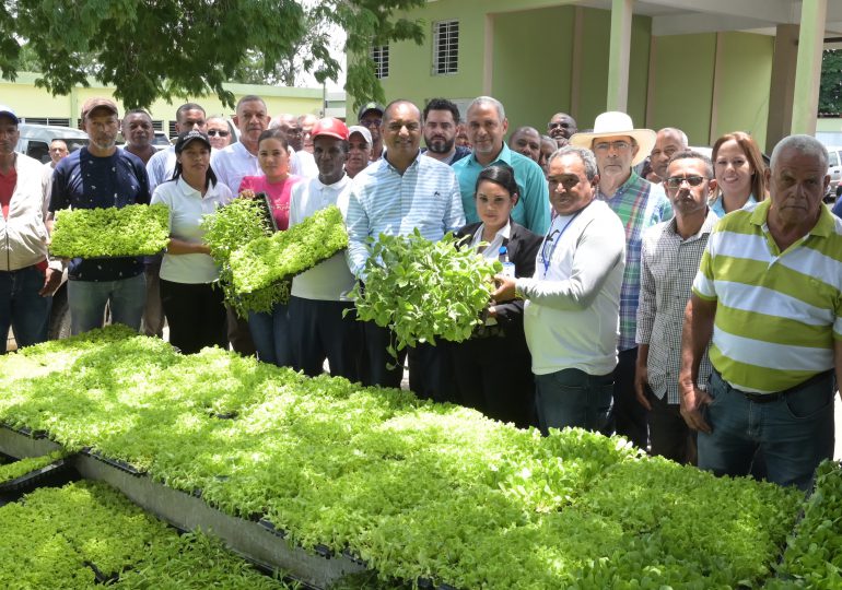 Agricultura entrega material de siembra para fortalecer Programa de Huertos Familiares y Escolares en la Región Nordeste