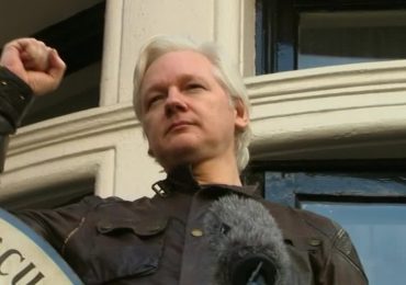 El avión en el que viaja Julian Assange aterriza en territorio de EEUU