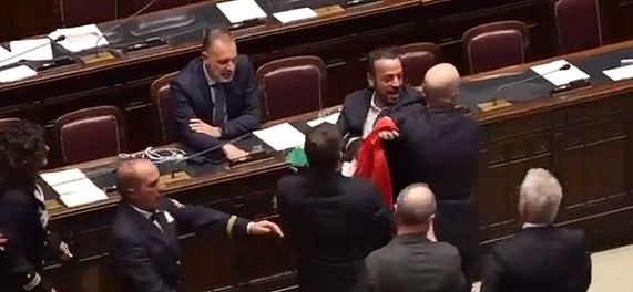 En Italia, se armó tremendo pleito en la Cámara de Diputados; varios políticos se agredieron