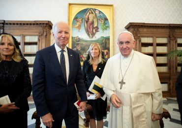 El “peculiar” saludo de Biden al papa Francisco en la cumbre del G7