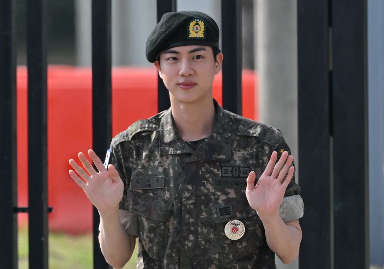 ¡Ya salió! Jin de BTS completa oficialmente su servicio militar obligatorio