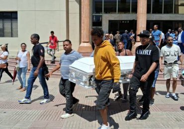 Llevan al Palacio de Justicia de Santiago ataúd con restos de preso hallado ahorcado