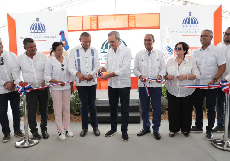 Presidente Abinader inaugura campo de fútbol en El Seibo