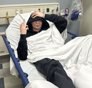 Peso Pluma es hospitalizado de urgencia tras sufrir una fractura en un show