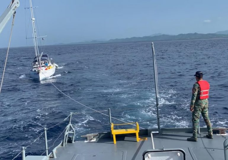 La Armada rescata a dos ciudadanos estadounidenses de un velero a la deriva