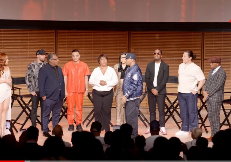 Santiago Matías, CEO se reúne con sus padres en el escenario del Carnegie Hall