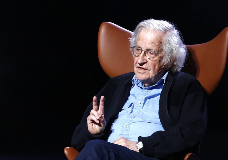 El intelectual Noam Chomsky es dado de alta de un hospital de São Paulo