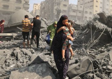 Diez niños pierden "una o dos piernas" en promedio cada día en Gaza, afirma jefe de la agencia UNRWA