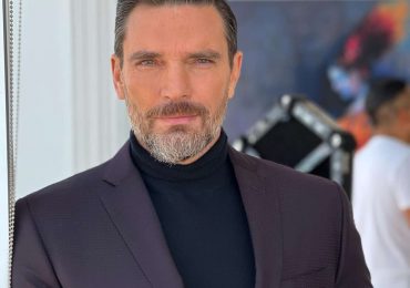 Julián Gil apoya la educación financiera en 'Latino Wall Street 2024'