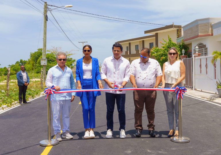 Turismo entrega calles asfaltadas con reparaciones de aceras y contenes en Bayahíbe