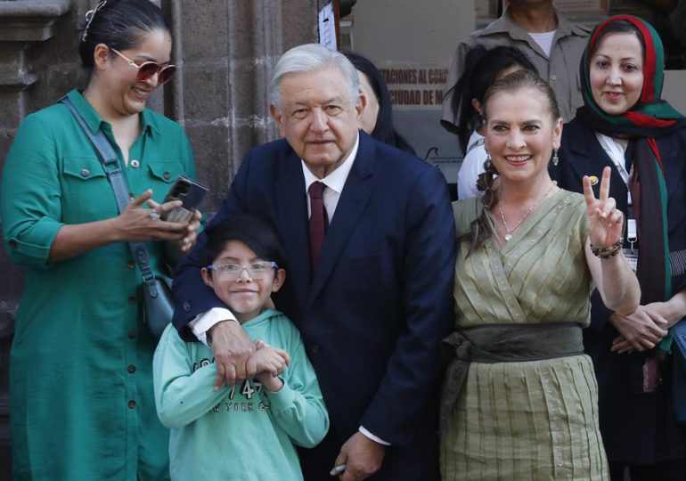 "¡Ánimo!", dice López Obrador tras votar en las elecciones de México