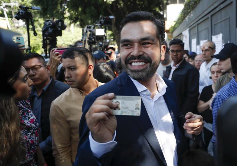 Candidato Máynez vota "orgulloso" en México y pide una elección "en paz"