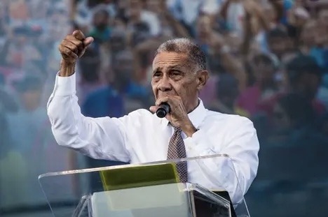 Pastor Ezequiel Molina reacciona a boda de José Llano y Jesús Abreu: “Eso me causó asco”