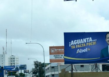 Ayuntamiento de Santiago exige a publicitarias el retiro de vallas con publicidad política
