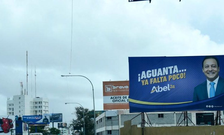 Ayuntamiento de Santiago exige a publicitarias el retiro de vallas con publicidad política
