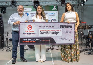 ADOZONA dona 500 mil pesos a la Fundación Comunitaria Zona Franca Santiago
