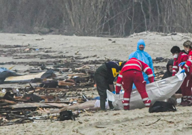 Once muertos y decenas de desaparecidos en dos naufragios frente a las costas de Italia