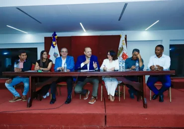 Alcalde Ulises Rodríguez se reúne con Federación de Juntas de Vecinos en Santiago
