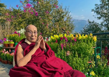 Dalái lama llega a Nueva York; recibirá tratamiento para sus rodillas