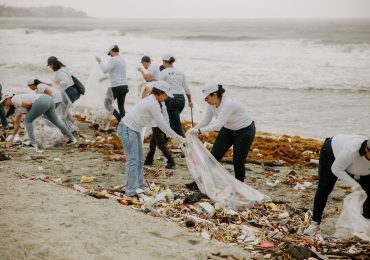 Hit Puerto Río Haina promueve protección océanos y recolectan 700 libras de plásticos