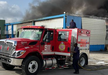 Bajo coordinación del 911 asisten incendio en almacén de snacks de la autopista Duarte, SDO