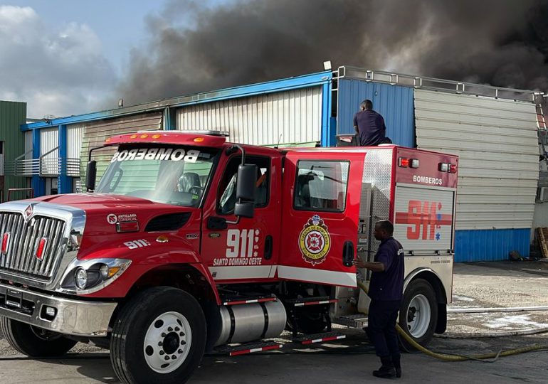 Bajo coordinación del 911 asisten incendio en almacén de la autopista Duarte, SDO