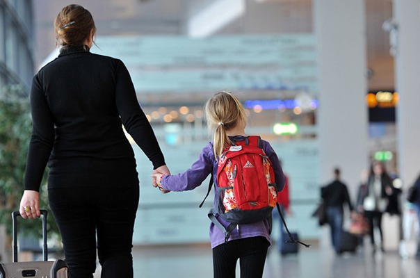 Migración recuerda que los permisos para que menores puedan viajar llegan por correo