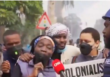 Hermana de Obama fue atacada con gases lacrimógenos mientras protestaba en Kenia