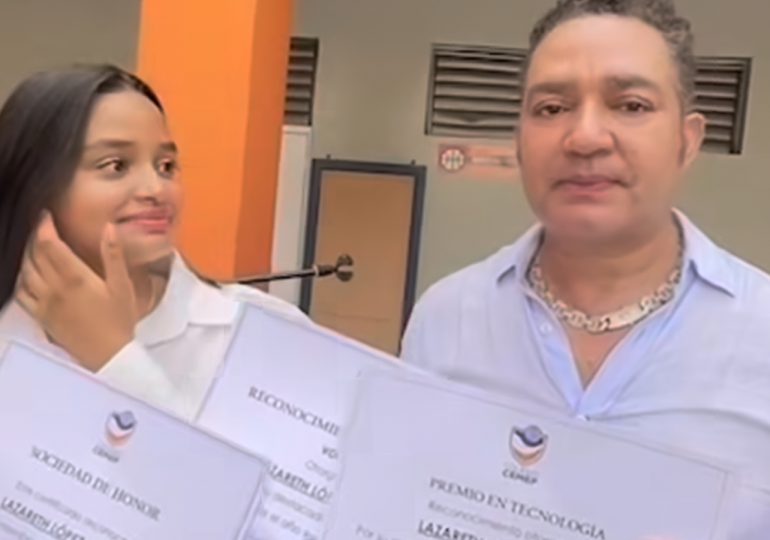 Frank Reyes es un padre orgulloso; su hija recibió varios reconocimientos en su graduación