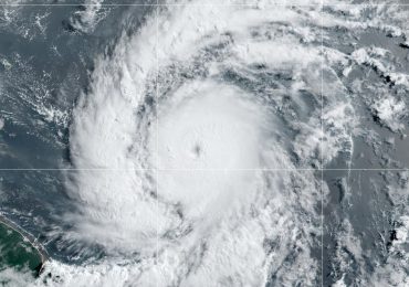 Beryl ya es un “poderoso huracán” categoría 3